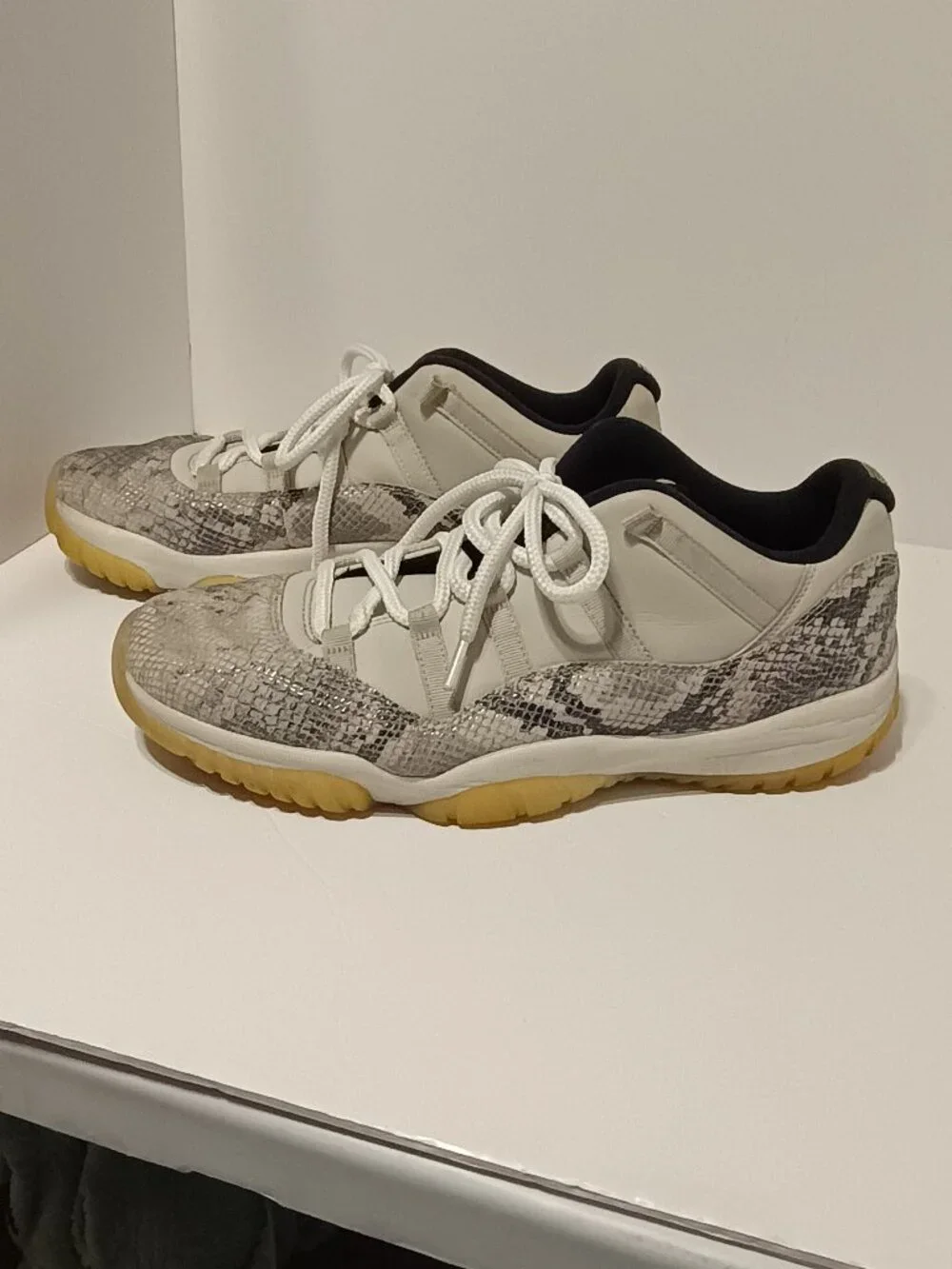 Nike Air Jordan 11 Low Snakeskin Light Bone Men’s 13 White Gray Sneakers